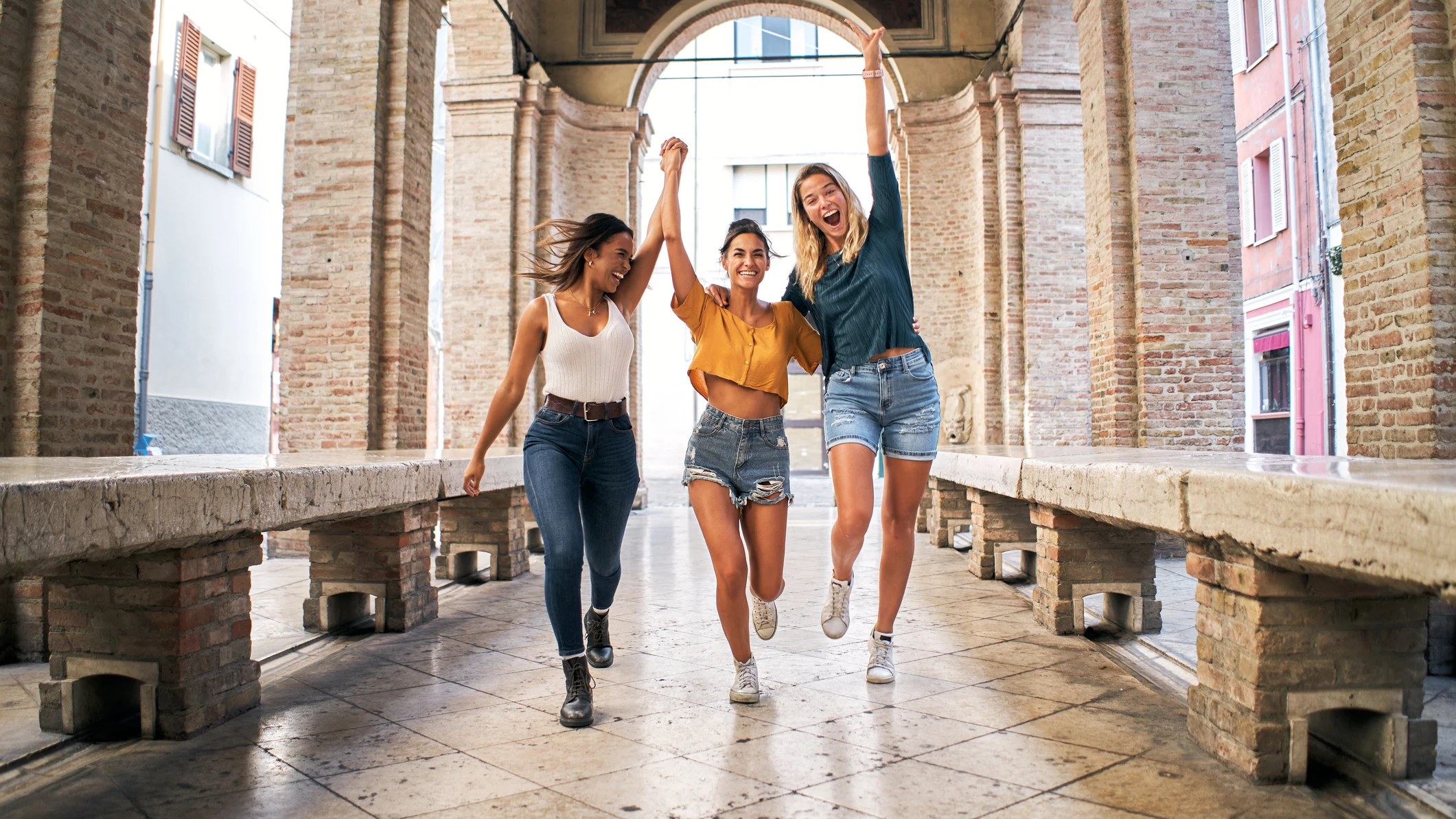 Chicas caminando por la ciudad