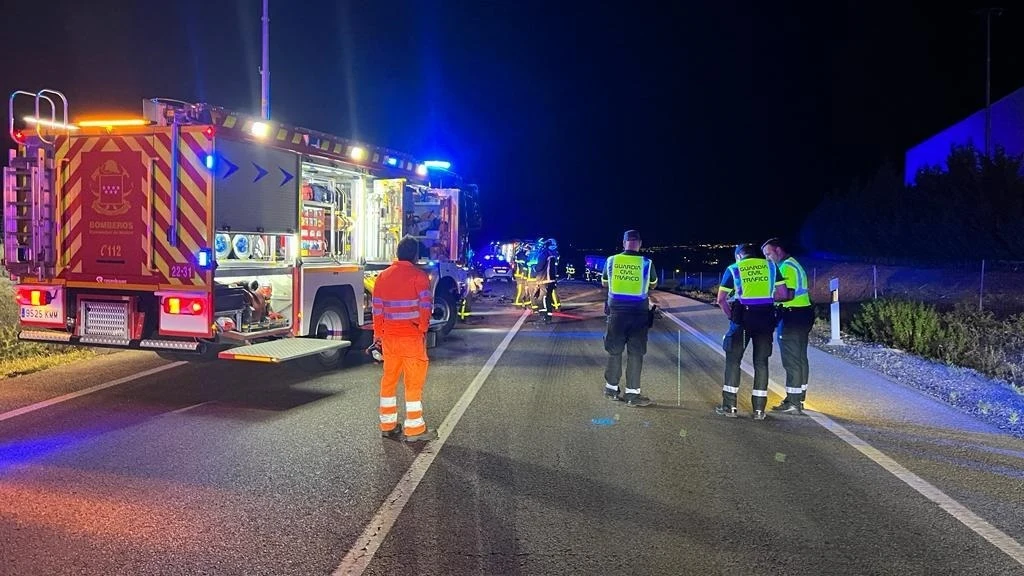 Efectivos de Bomberos y Guardia Civil en el lugar del accidente de tráfico en Ajalvir (Madrid).