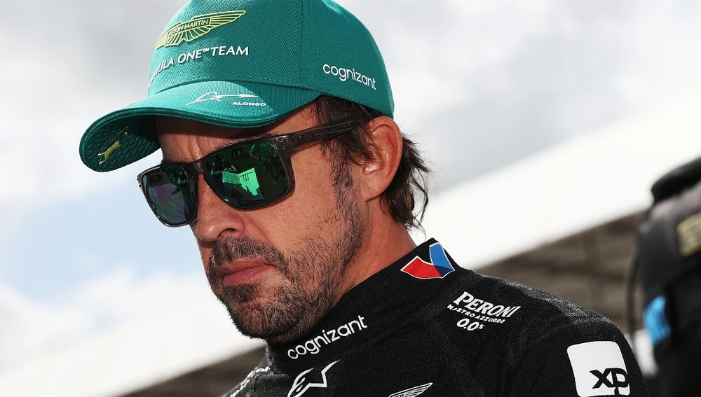 Aston Martin ya 'sufre' la locura por Fernando Alonso: su línea de ropa,  agotada en horas