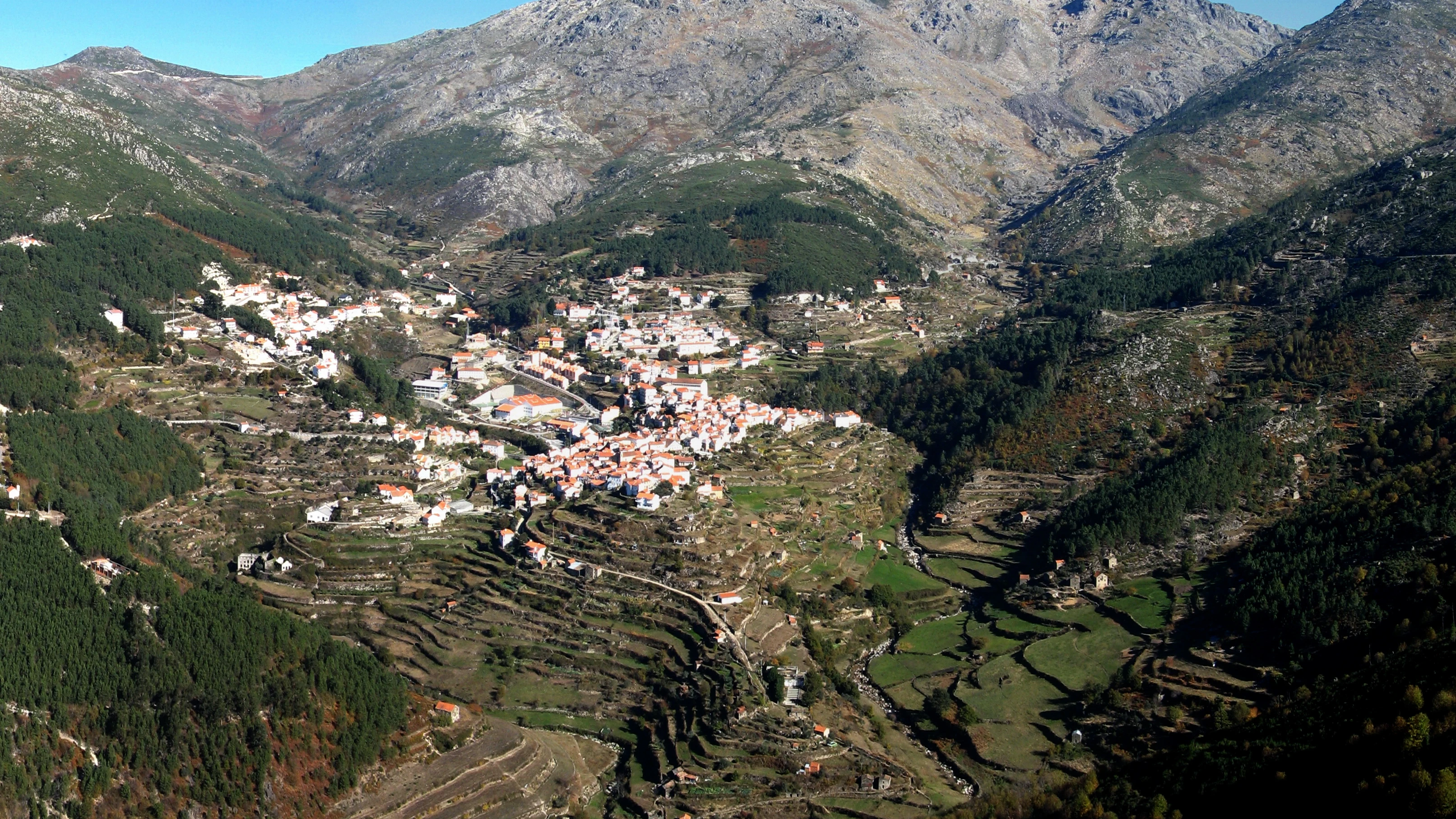 Foto panoramica de Loriga, en Portugal Foto panoramica de Loriga, en Portugal