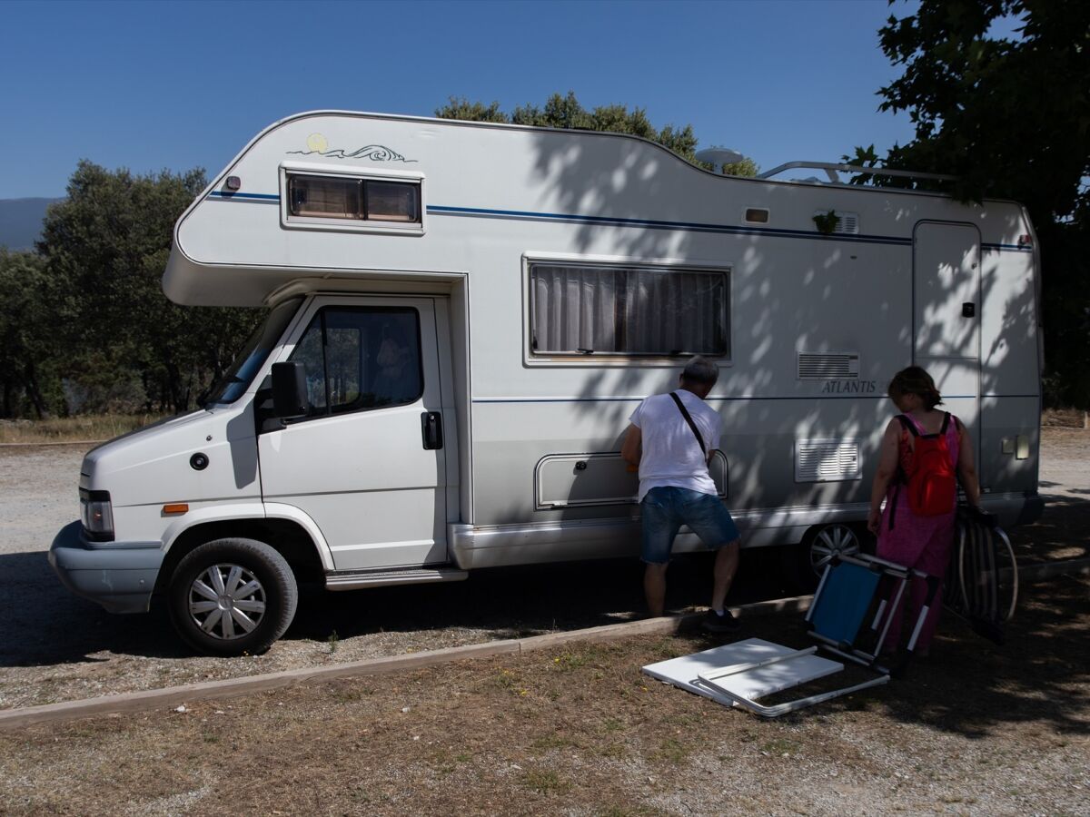 En qu se diferencian estacionar y acampar en autocaravana