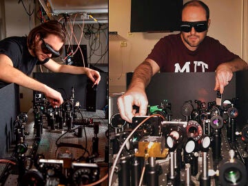Los investigadores Charles Roques-Carmes y Yannick Salamin operando su sistema experimental en el MIT