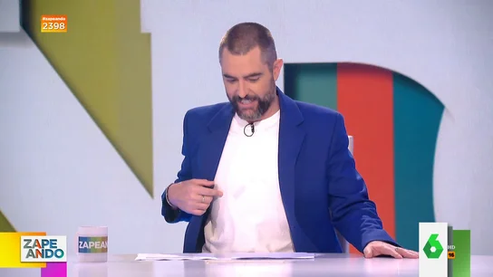 El divertido mometo en el que Dani Mateo se da cuenta que tiene una mancha en la camiseta El divertido mometo en el que Dani Mateo se da cuenta que tiene una mancha en la camiseta