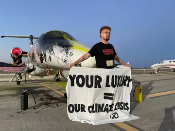 Detenidos tres ecologistas tras pintar un jet privado en el aeropuerto de Ibiza
