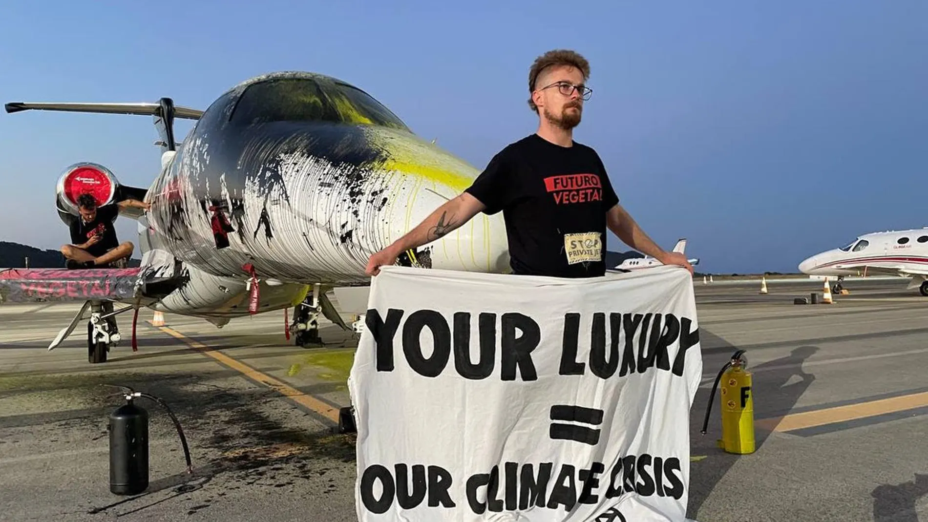 Detenidos tres ecologistas tras pintar un jet privado en el aeropuerto de Ibiza