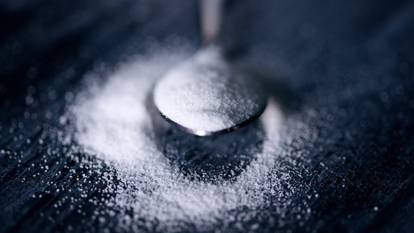 El aspartamo es un edulcorante artificial, químico, mucho más dulce que el azúcar El aspartamo es un edulcorante artificial, químico, mucho más dulce que el azúcar