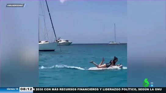 Victoria Federica se lo pasa en grande en Ibiza: esta es la sorprendente forma en la que le llevan la paella al yate Victoria Federica se lo pasa en grande en Ibiza: esta es la sorprendente forma en la que le llevan la paella al yate