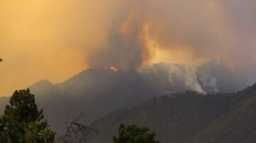El incendio de La Palma avanza sin control tras quemar 4.500 hectáreas