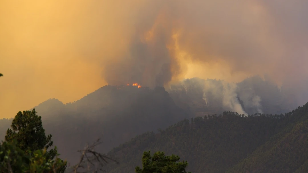 El incendio de La Palma avanza sin control tras quemar 4.500 hectáreas