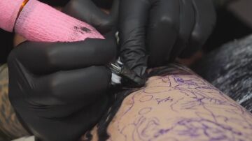 Tatuarse bajo anestesia general para no sentir dolor: la peligrosa moda que siguen cada vez más famosos