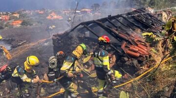 Miembros de los Equipos de Intervención Rápida ante Incendios Forestales (EIRIF) del Gobierno de Canarias sofocan en fuego ocasionado en una vivienda de Puntagorda.