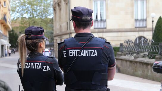 Agentes de la Ertzaintza.