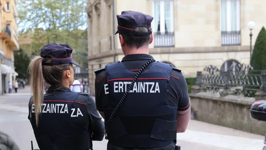 Agentes de la Ertzaintza. Agentes de la Ertzaintza.