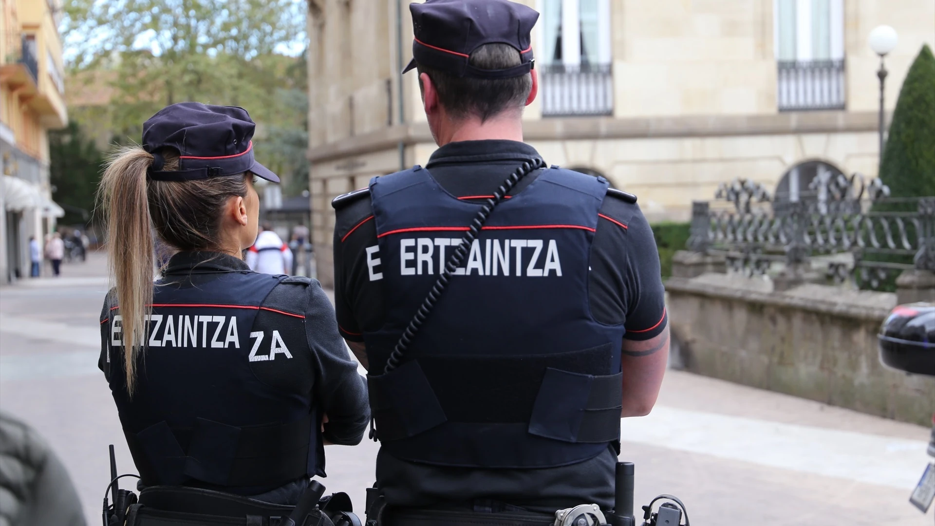 Agentes de la Ertzaintza.