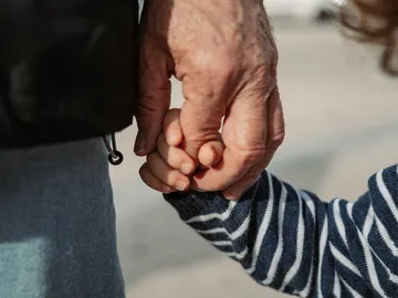 Jugar con niños mejora la salud mental de las personas mayores Jugar con niños mejora la salud mental de las personas mayores