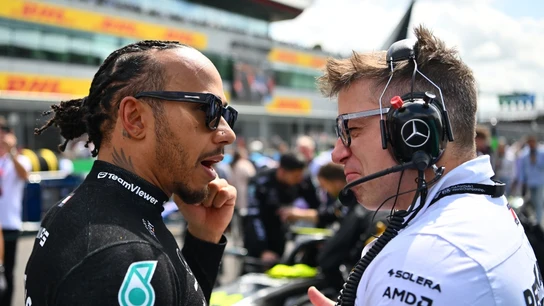 Lewis Hamilton junto a un ingeniero de Mercedes Lewis Hamilton junto a un ingeniero de Mercedes