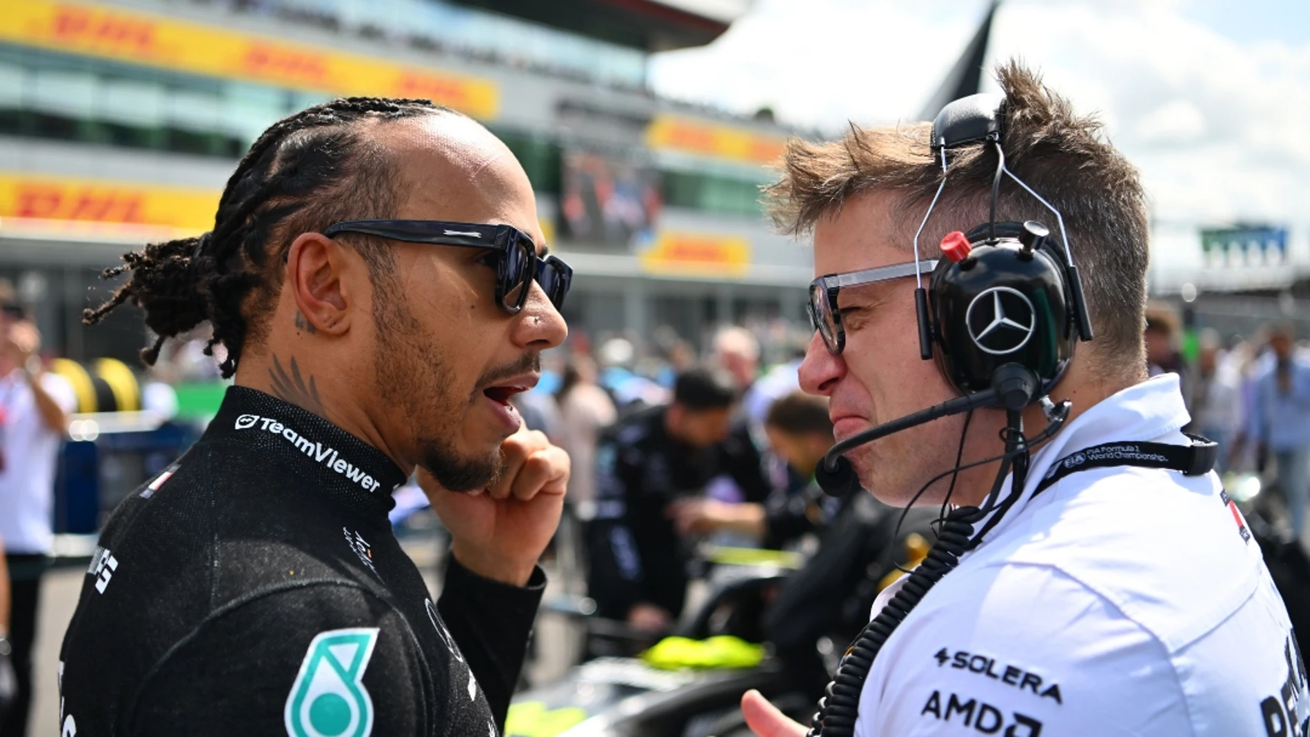 Lewis Hamilton junto a un ingeniero de Mercedes