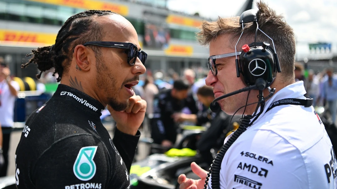 Lewis Hamilton junto a un ingeniero de Mercedes