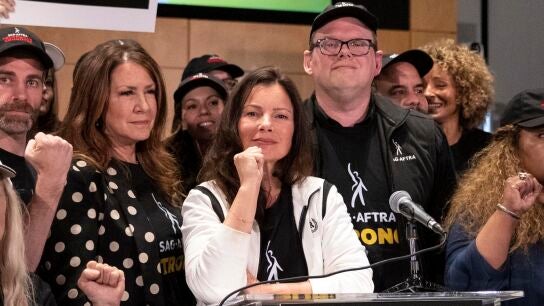 Fran Drescher, presidenta del Sindicato de Actores de Hollywood (SAG-AFTRA) durante el anuncio de la huelga.