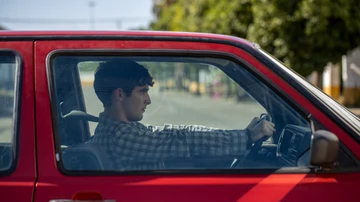 Paco Márquez interpreta a Álex, el hijo de un juez que huye después de atropellar a un motorista en 'Honor'.