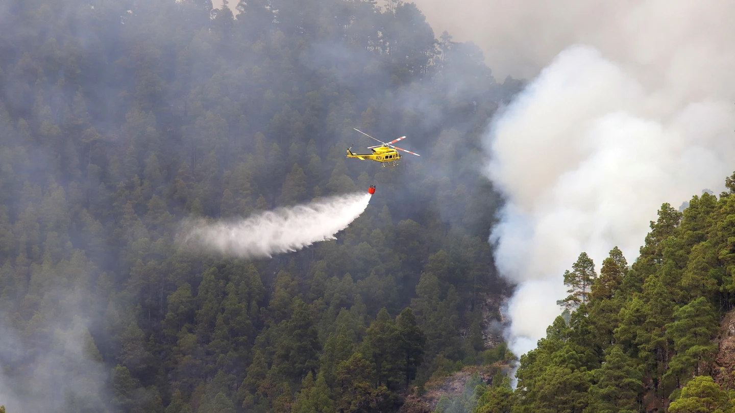 Una cuadrilla de los Equipos de Intervención y Refuerzo en Incendios Forestales (EIRIF), trabajan en las labores de extinción en Tijarafe. Una cuadrilla de los Equipos de Intervención y Refuerzo en Incendios Forestales (EIRIF), trabajan en las labores de extinción en Tijarafe.