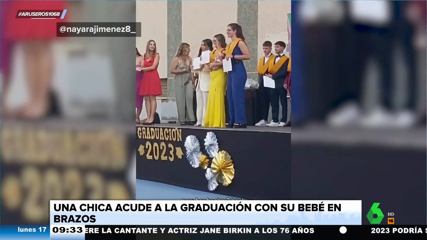Una chica acude a su fiesta de graduación de 2º de bachillerato con su bebé en brazos Una chica acude a su fiesta de graduación de 2º de bachillerato con su bebé en brazos