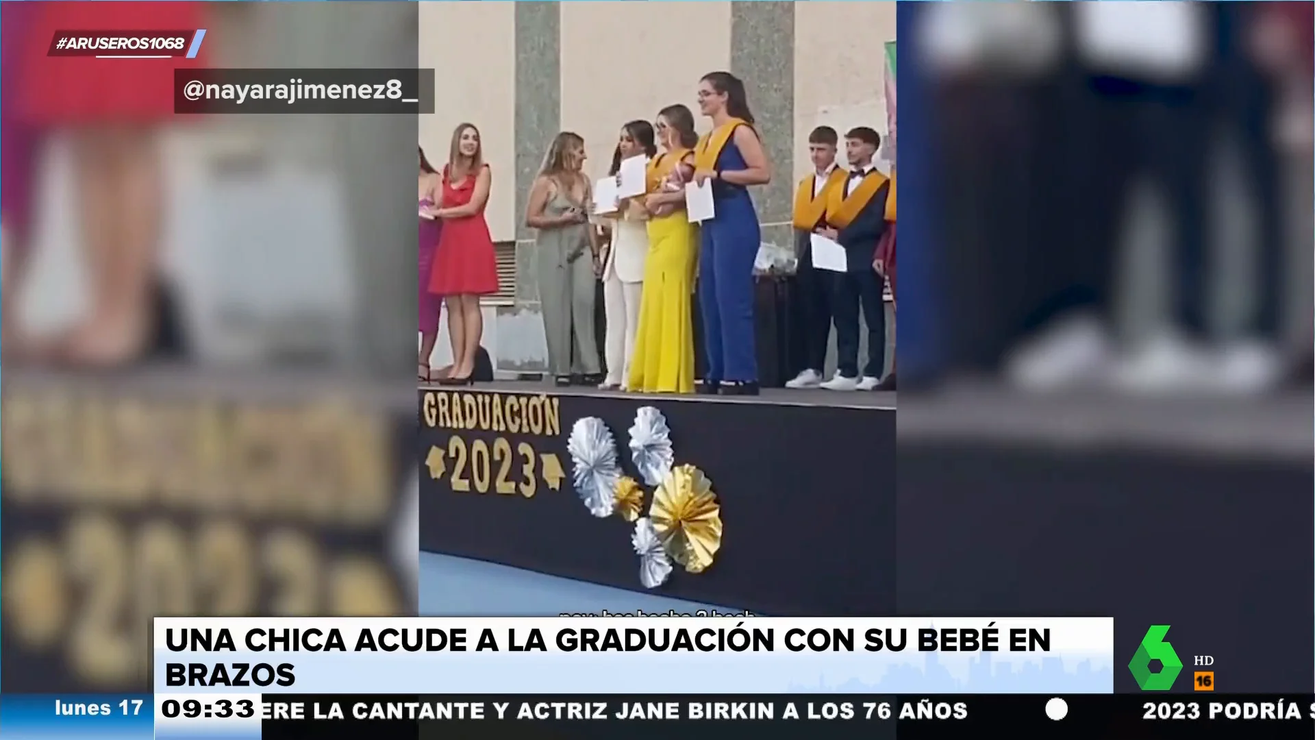 Una chica acude a su fiesta de graduación de 2º de bachillerato con su bebé en brazos