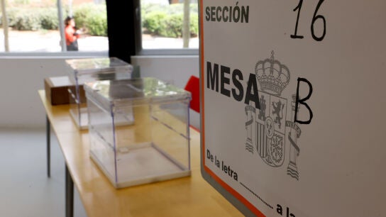 Imagen de archivo de los preparativos en un colegio electoral. 