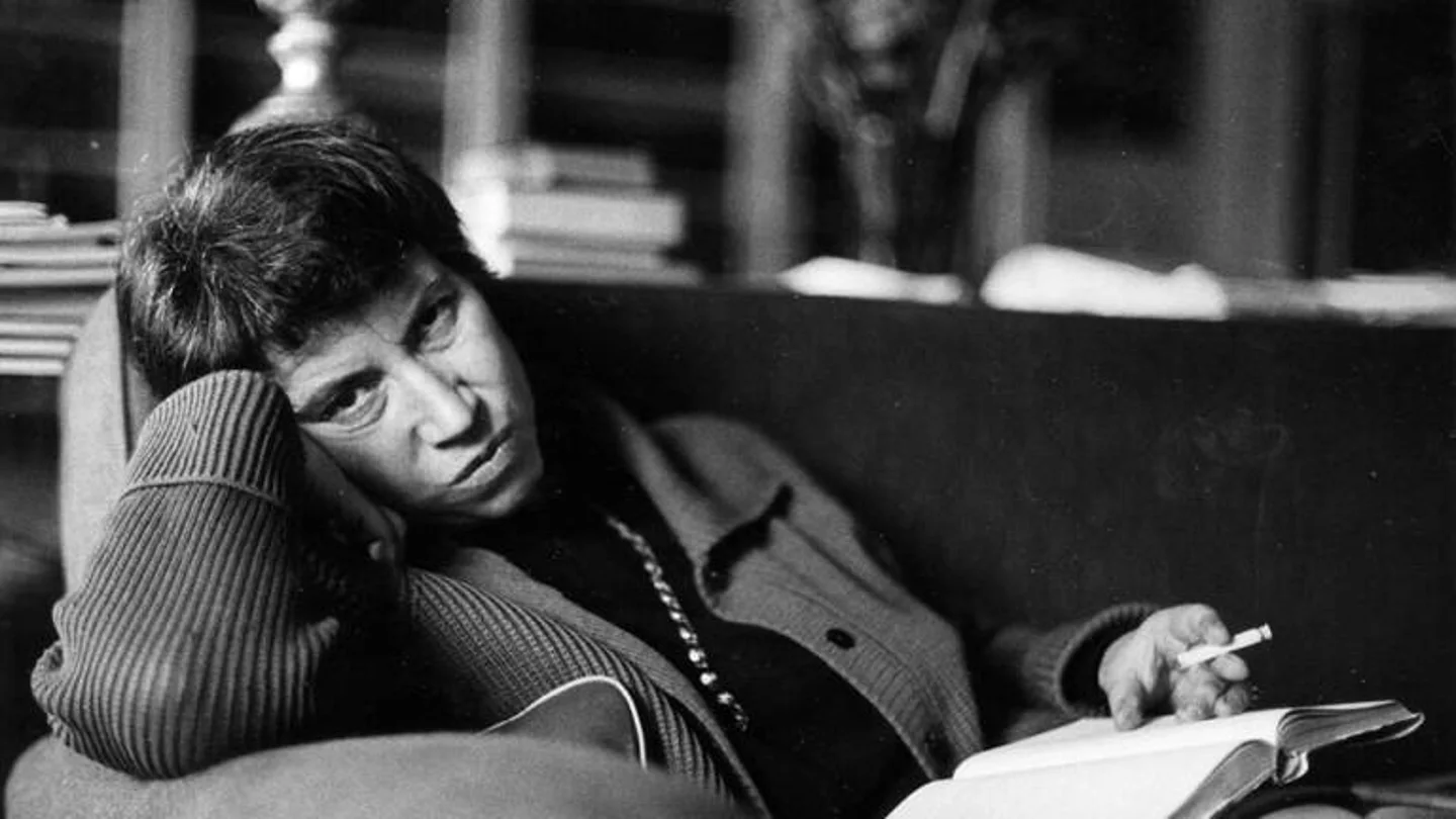 Natalia Ginzburg leyendo y fumando Natalia Ginzburg
