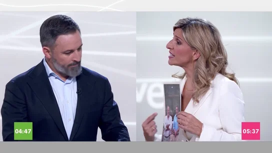 Díaz estalla contra Abascal por la violencia machista y muestra la foto de diputados de Vox: "Se ríen de una mujer asesinada" Díaz estalla contra Abascal por la violencia machista y muestra la foto de diputados de Vox: "Se ríen de una mujer asesinada"