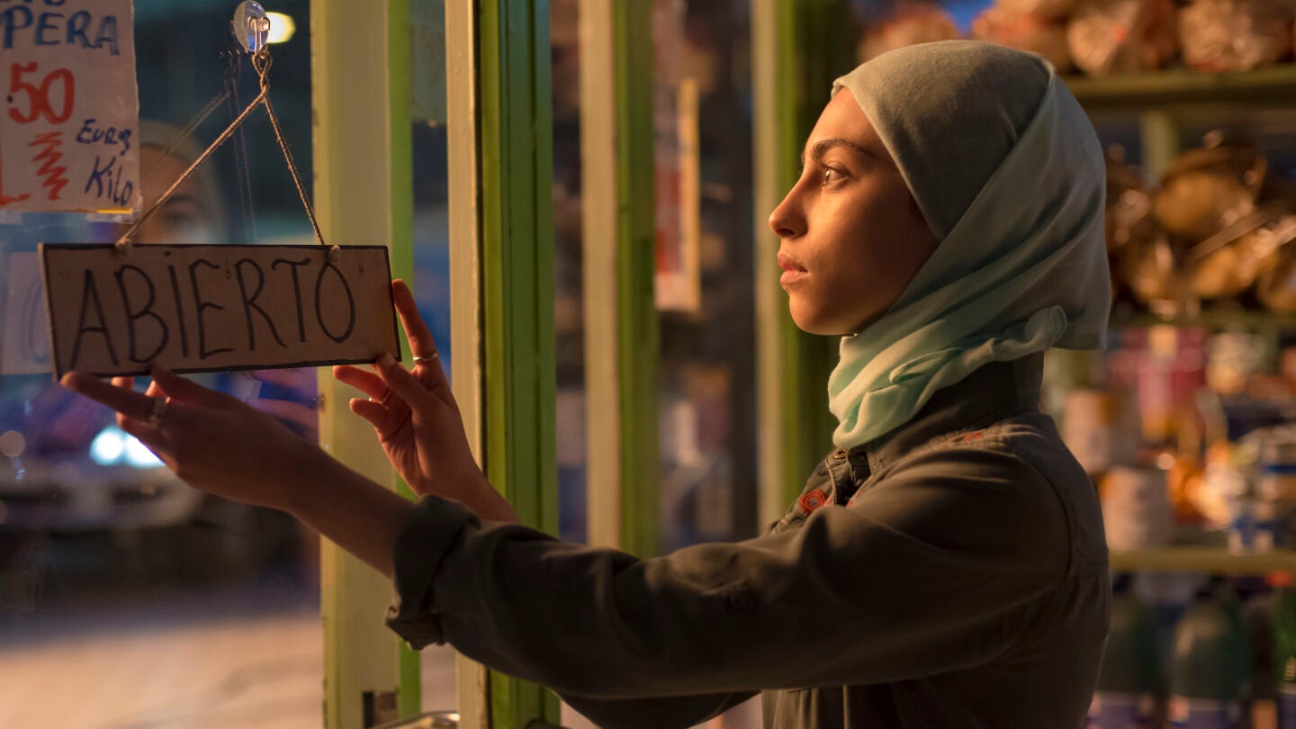 Mina el Hammani, en la imagen como Nadia en la primera temporada de '&Eacute;lite', regresa para la octava entrega.
