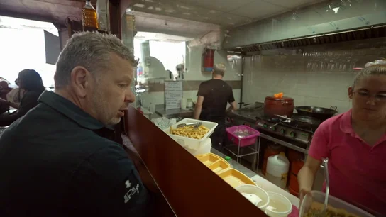 Alberto Chicote se adentra en la cocina y el almacén del menú más barato de España: "Yo no serviría esto en la vida" Alberto Chicote se adentra en la cocina y el almacén del menú más barato de España: "Yo no serviría esto en la vida"