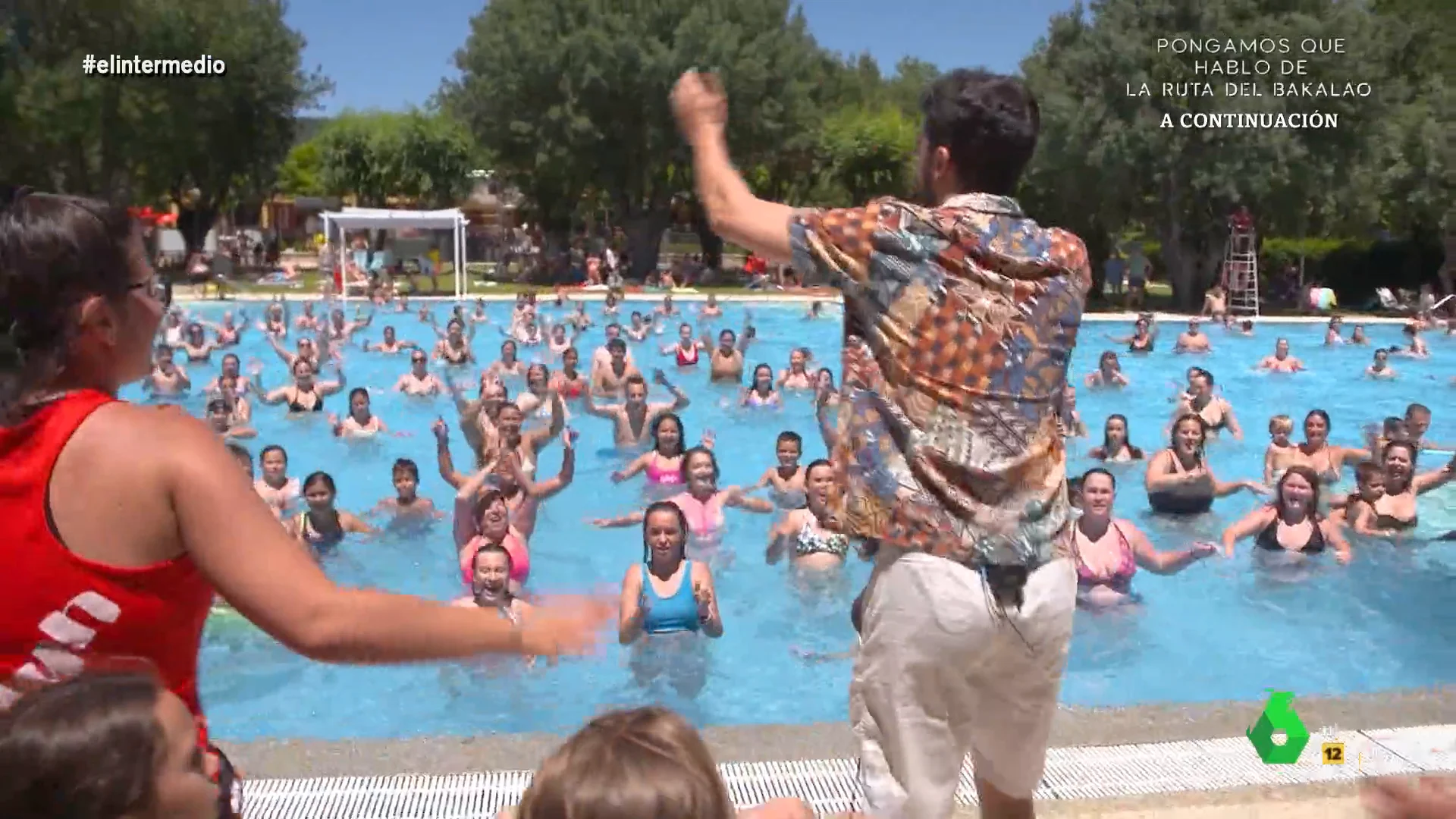 Isma Juárez improvisa una clase de aquagym en un camping para hacer una encuesta encubierta