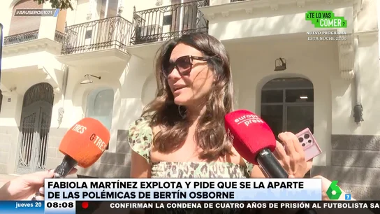 Fabiola Martínez estalla contra los reporteros tras las polémicas de Bertín Osborne: "Me habéis forzado a ponerme una cremallera en la boda" Fabiola Martínez estalla contra los reporteros tras las polémicas de Bertín Osborne: "Me habéis forzado a ponerme una cremallera en la boda"