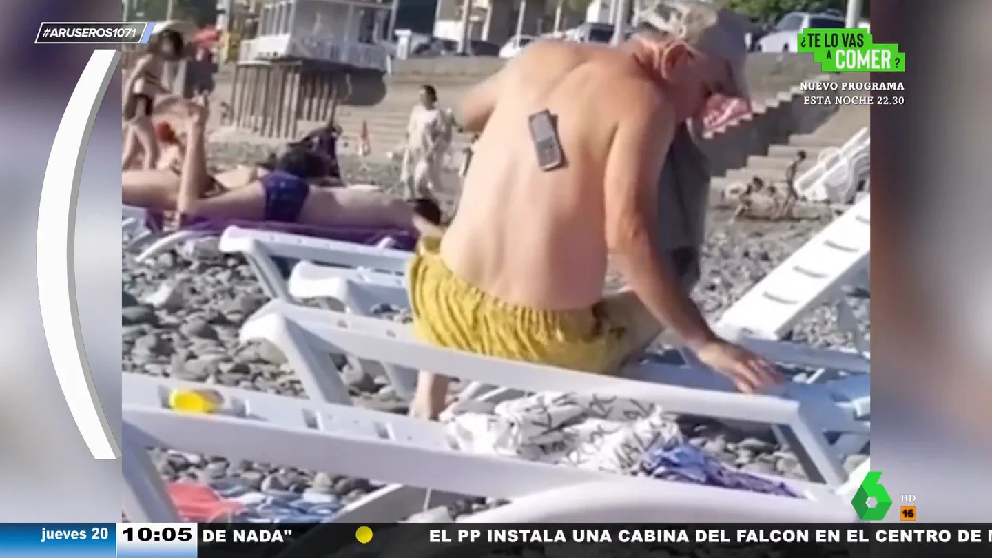 Cree que ha perdido el móvil en la playa y en realidad lo tiene pegado a la espalda Cree que ha perdido el móvil en la playa y en realidad lo tiene pegado a la espalda