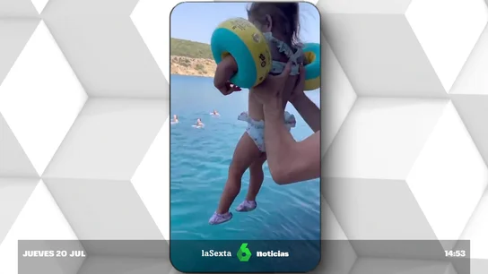 Un padre lanza a su hija al mar con manguitos Un padre lanza a su hija al mar con manguitos
