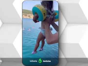 Un padre lanza a su hija al mar con manguitos 