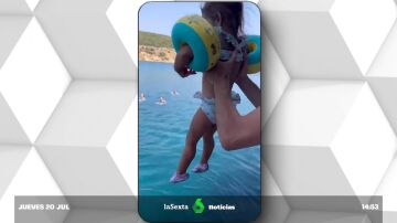 Un padre lanza a su hija al mar con manguitos 
