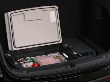 Tesfridge en el maletero de un Tesla