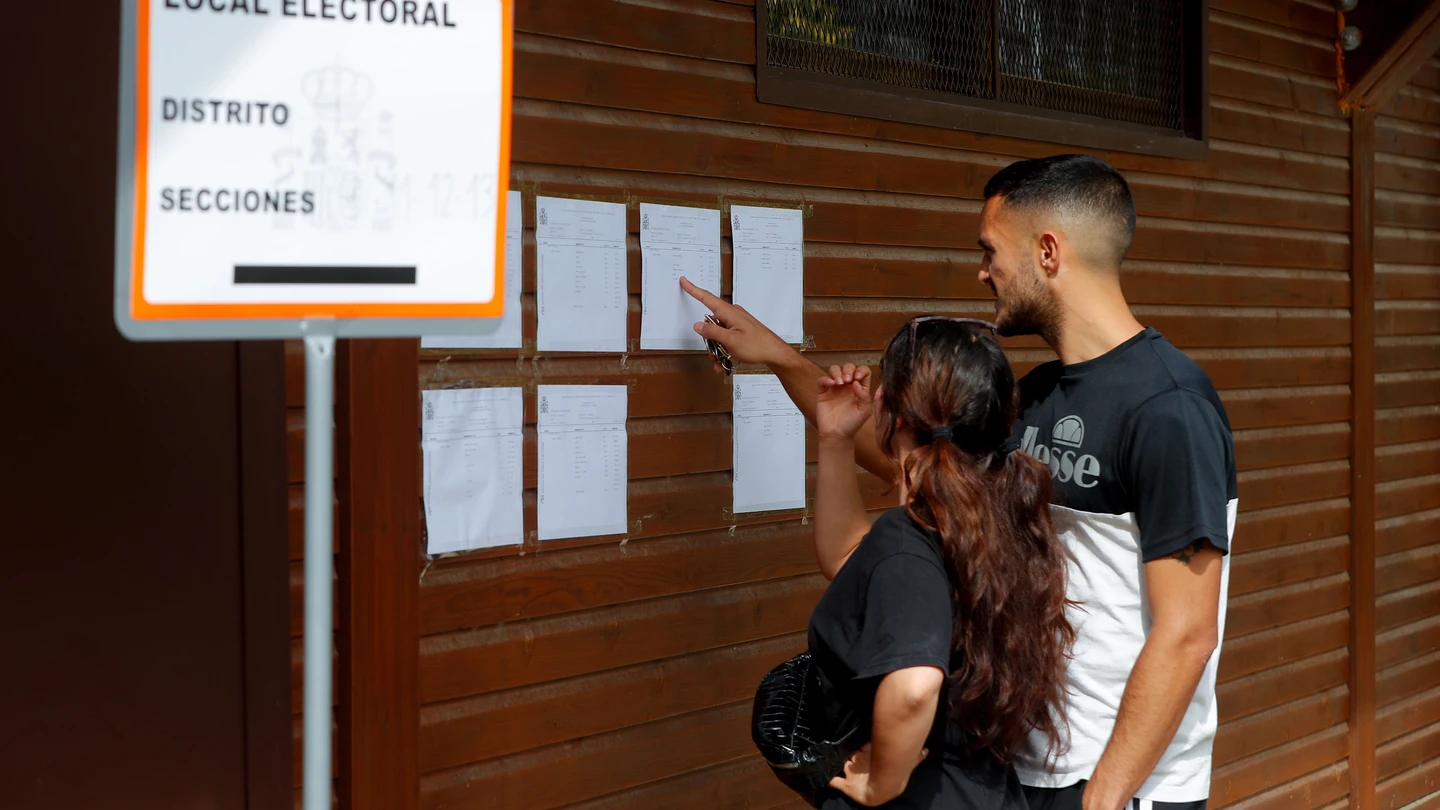 Imagen de archivo de unos votantes revisando el censo en un colegio electoral durante los pasados comicios del 28M. Imagen de archivo de unos votantes revisando el censo en un colegio electoral durante los pasados comicios del 28M.