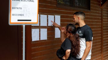 Imagen de archivo de unos votantes revisando el censo en un colegio electoral durante los pasados comicios del 28M. 