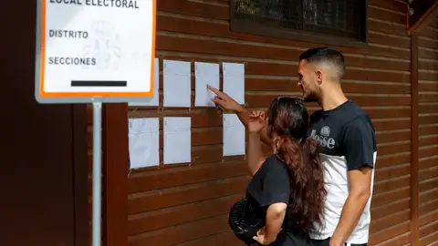 Imagen de archivo de unos votantes revisando el censo en un colegio electoral durante los pasados comicios del 28M. Imagen de archivo de unos votantes revisando el censo en un colegio electoral durante los pasados comicios del 28M.