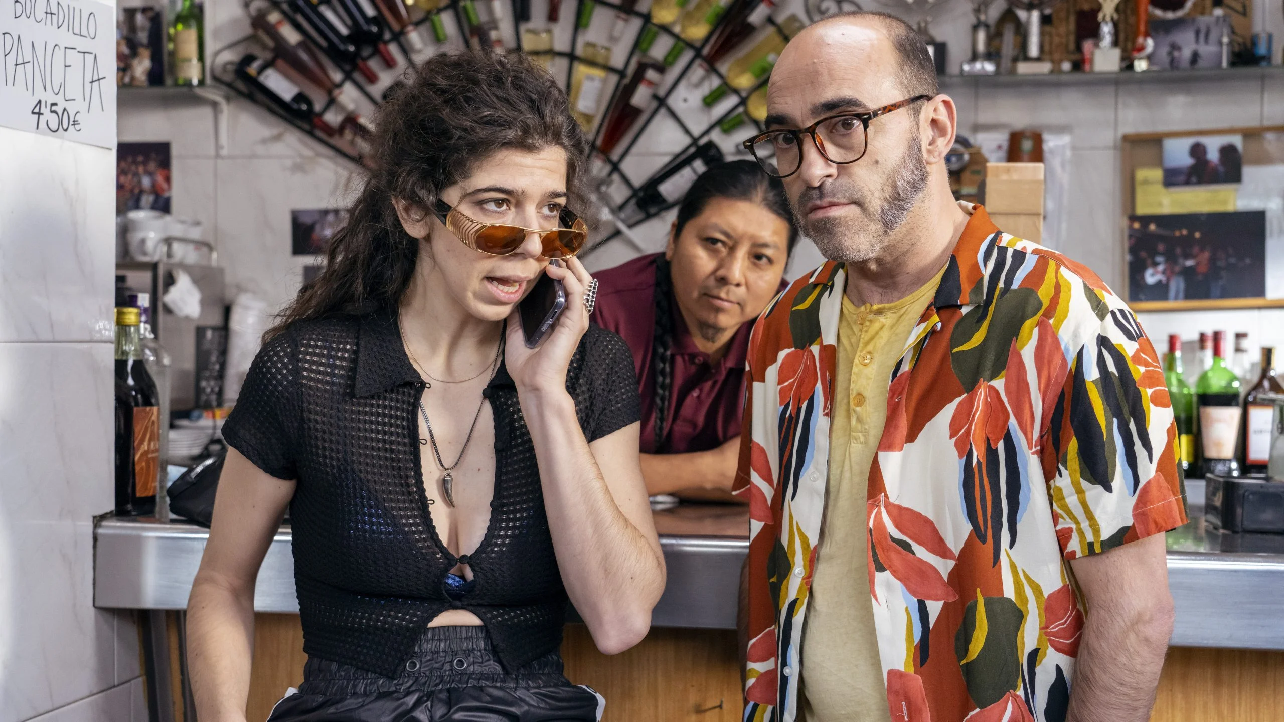 La hermana favorita (Julia de Castro) y el vecino (Chani Martín), dos de los personajes satélite de 'Poquita fe'.