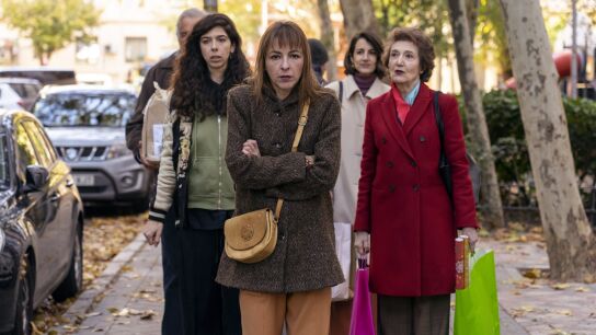 Berta (Esperanza Pedreño), seguida de su familia en una escena de 'Poquita fe'.