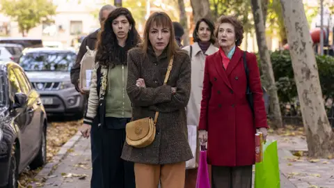 Berta (Esperanza Pedreño), seguida de su familia en una escena de 'Poquita fe'. Berta (Esperanza Pedreño), seguida de su familia en una escena de 'Poquita fe'.