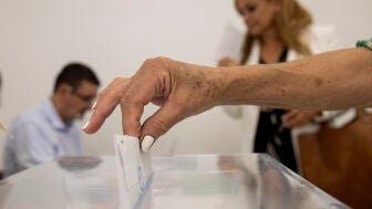 Una espa&ntilde;ola depositando su voto para las elecciones generales de 2023 en una urna instalada en el consulado de Santo Domingo (Rep. Dominicana)