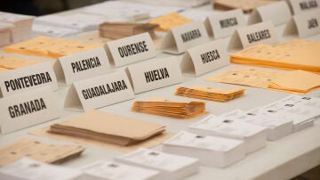 Papeletas de las elecciones generales de 2023, colocadas por provincias, para facilitar el voto de los residentes en el extranjero