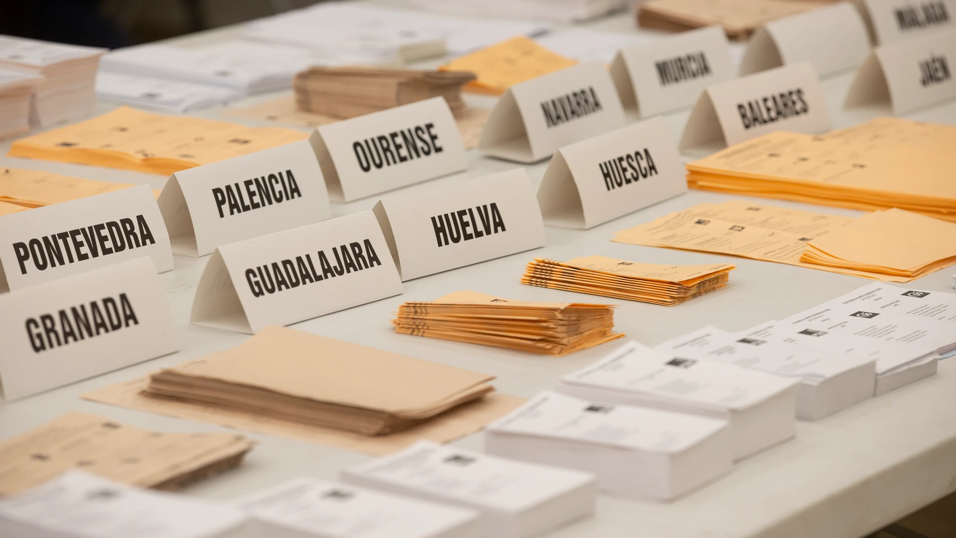 Papeletas de las elecciones generales de 2023, colocadas por provincias, para facilitar el voto de los residentes en el extranjero