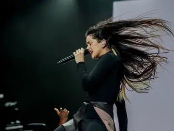 La cantante Rosalía actúa durante el Primavera Sound, en la Ciudad del Rock, sede del Primavera Sound Madrid 2023.