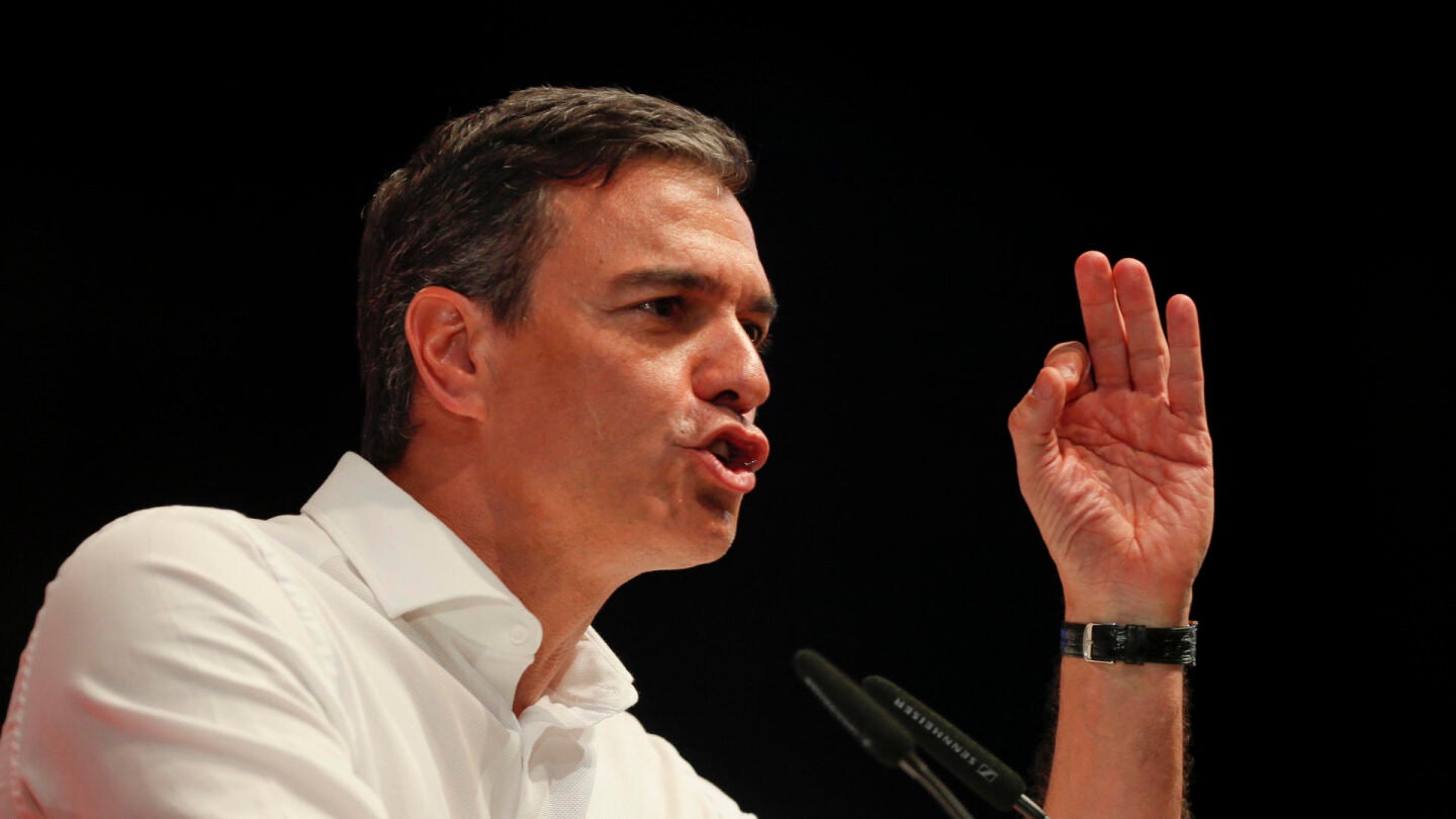 - El presidente del Gobierno y candidato socialista Pedro S&aacute;nchez interviene durante un acto electoral del PSOE este jueves en Lugo.